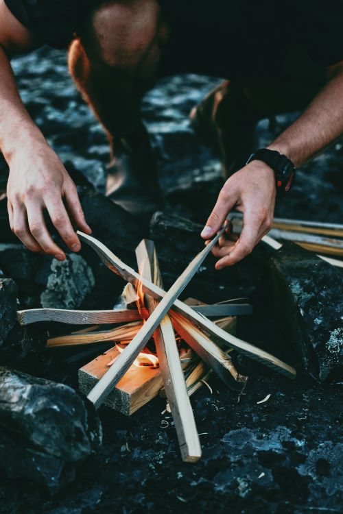 building a survival prepper fire in the outdoors by Ian Keefe for Unsplash